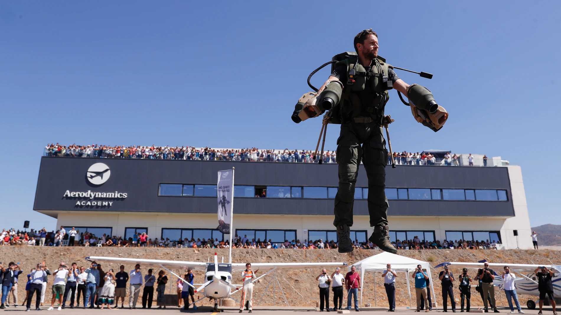 El piloto británico Richard Browny se prepara para el vuelo de exhibición de JetSuit, el traje volador desarrollado por Gravity Industries