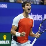 Carlos Alcaraz celebra uno de los puntos durante la semifinal ante Tiafoe