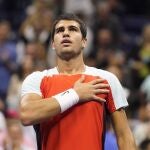 Carlos Alcaraz agradece al público de la Arthur Ashe el apoyo