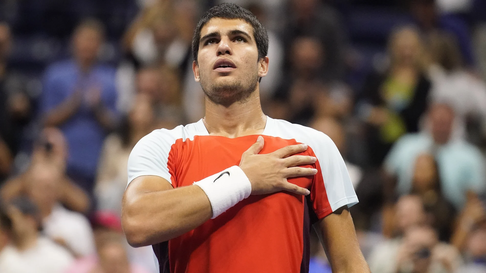 Carlos Alcaraz agradece al público de la Arthur Ashe el apoyo