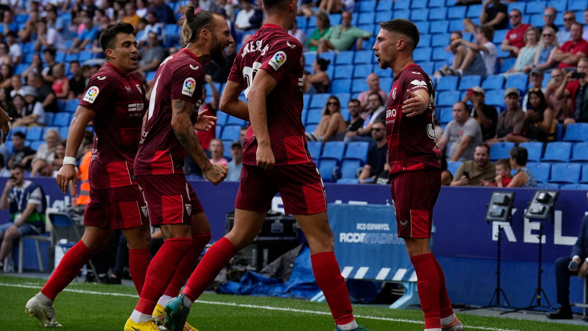 José Ángel Carmona es felicitado por sus compañeros después de marcar el segundo gol de su equipo