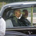 El rey Carlos III de Inglaterra llega al palacio de Buckingham en Londres
