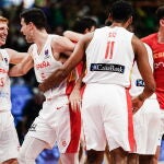 Los jugadores de España celebran la victoria ante Lituania