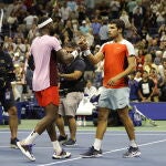 Carlos Alcaraz saluda a Frances Tiafoe tras la semifinal del US Open de tenis