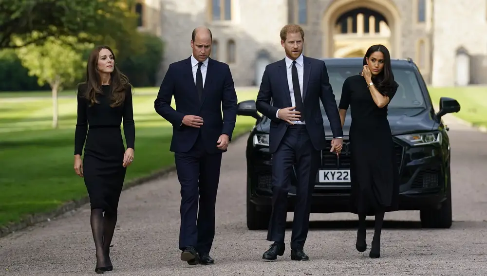 Los hijos del Rey Carlos III, Guillero y Harry y sus esposas, Kate y Meghan