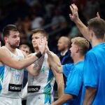 Luka Doncic recibe la felicitación de sus compañeros