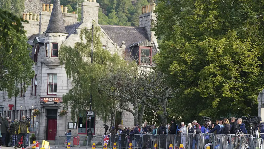 Miembros del público se alinean en las calles de Ballater, mientras el coche fúnebre que lleva el féretro de la Reina Isabel II, pasa por Ballater, mientras continúa su viaje a Edimburgo desde Balmoral