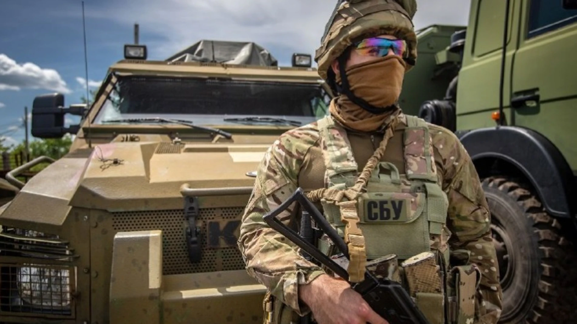 Un soldado ucraniano frente a un vehículo blindado