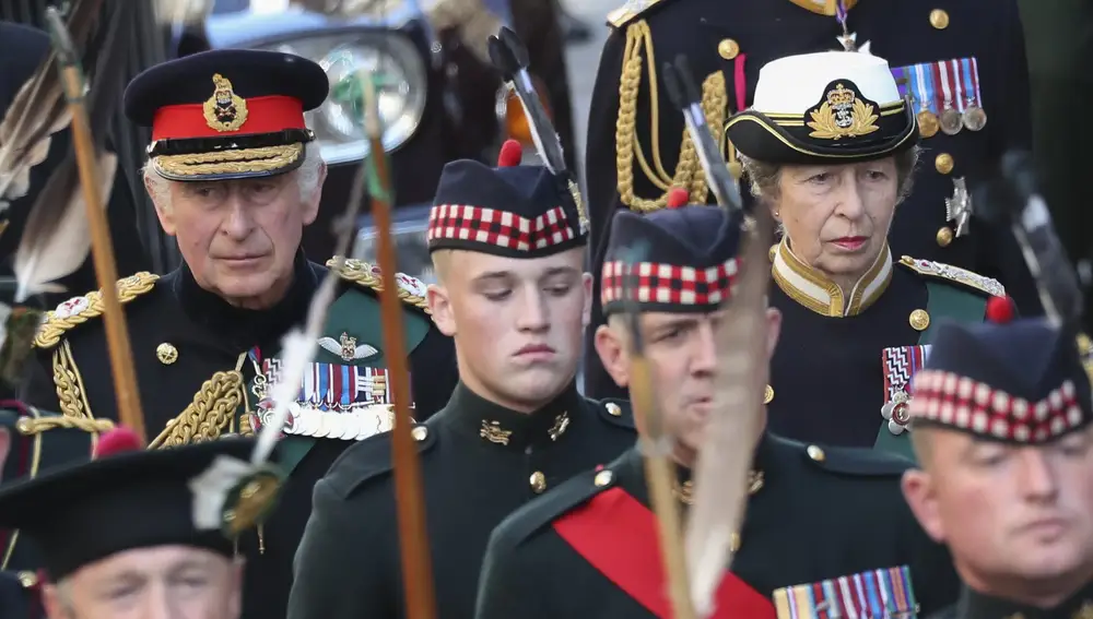 La princesa Ana en el cortejo fúnebre de su madre, Isabel II. que atravesó ayer la Royal Mile de Edimburgo
