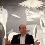 El ministro de Cultura y Deporte, Miquel Iceta, ante el "Guernica". EFE/ Juan Carlos Hidalgo