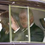 Carlos y Camilla abandonan su residencia de Clarence House en Londres