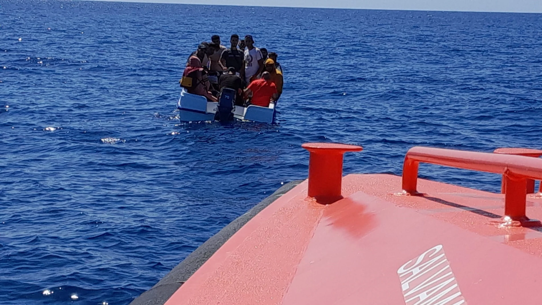 Rescate de una patera a 35 millas de Cabo de Gata, en Almería