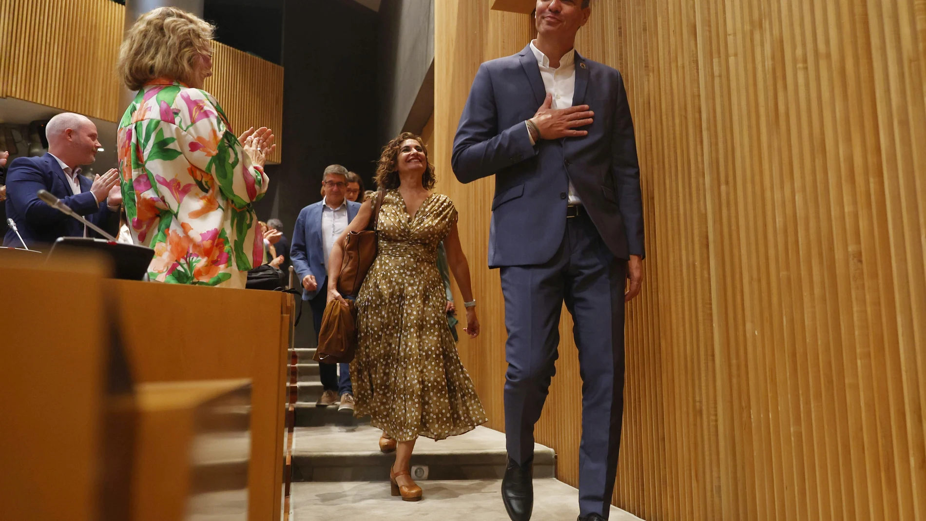 El presidente del Gobierno y secretario general del PSOE, Pedro Sánchez y la ministra de Hacienda y Función Pública, María Jesús Montero,