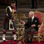 El rey Carlos III junto a Major Jonnhy
