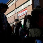 Alumnos de un centro escolar de Orcasitas (Madrid) durante la entrada a clase