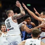 La defensa alemana intenta detener a Giannis Antetokounmpo
