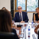El Defensor del Pueblo, Ángel Gabilondo y la adjunta Segunda al Defensor, Patricia Bárcena García, ayer al inicio de la reunión de la Comisión Asesora del Defensor del Pueblo