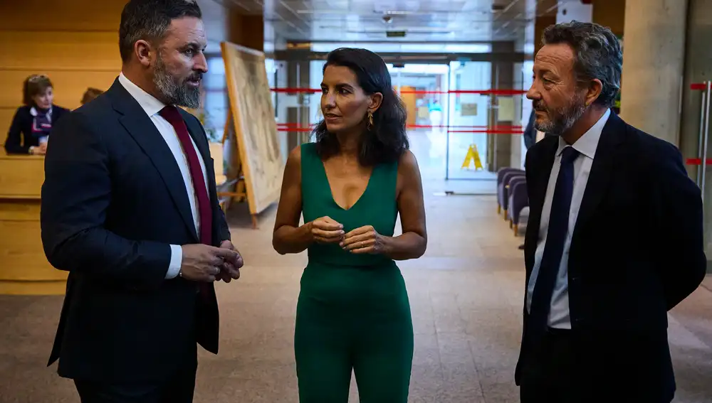 Rocio Monasterio (Vox) junto a Santiago Abascal durante la segunda jornada del pleno del Debate del Estado de la Región en la Asamblea de Madrid.