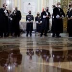 Varios miembros del Tribunal Supremo conversan en los pasillos de la institución durante la celebración del acto de apertura del Año Judicial en Madrid