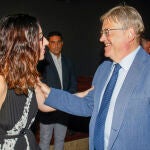 La vicepresidenta de la Generalitat Valenciana y consellera de Igualdad y Políticas Inclusivas, Aitana Mas, es recibida por el presidente de la Generalitat Valenciana, Ximo Puig, a su llegada al Foro Alicante
