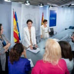 Varios periodistas charlan, al finalizar la rueda de prensa posterior a una reunión del Consejo de Ministros, con la ministra de Justicia, Pilar Llop, y la ministra Portavoz y de Política Territorial, Isabel Rodríguez 13/09/2022