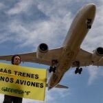 Campaña de Greenpeace "Más trenes, menos aviones" para reducir los vuelos