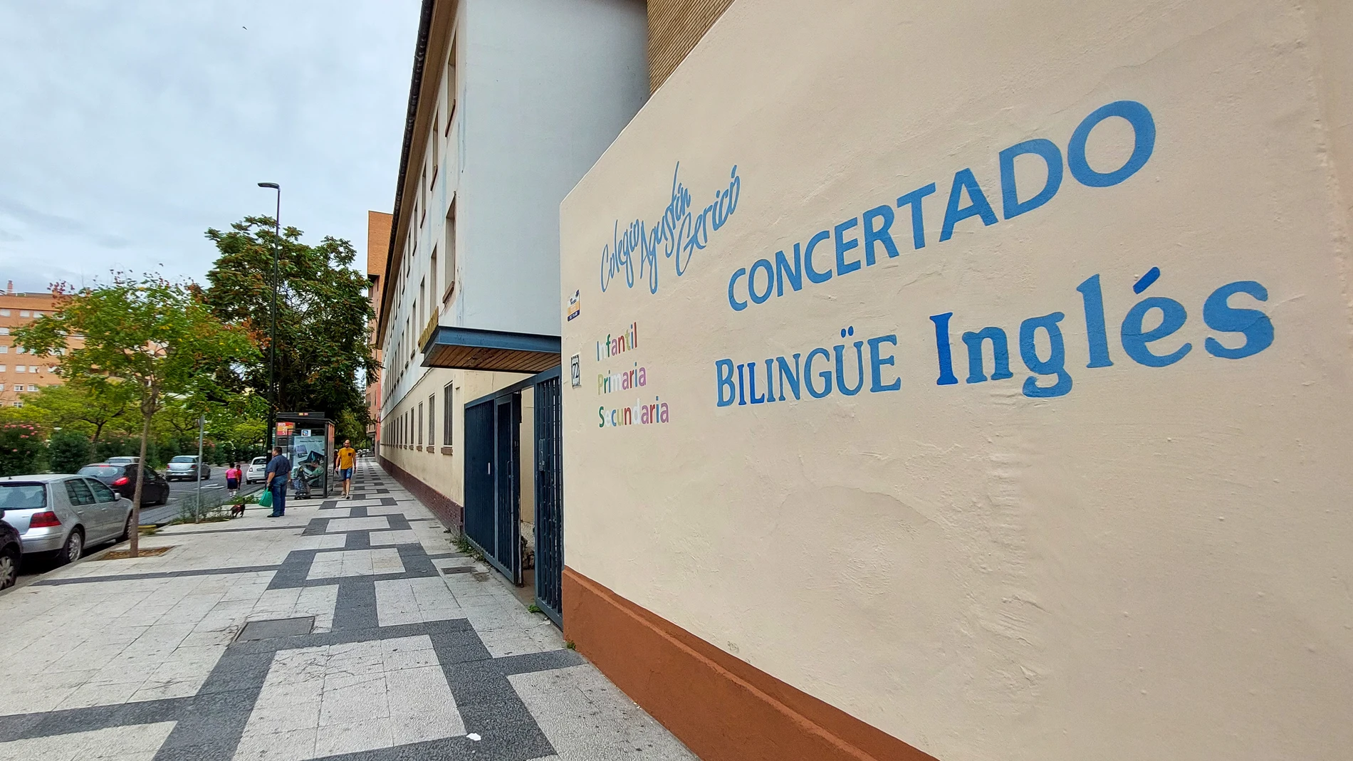Fachada del colegio en el que estudiaba la pequeña