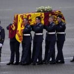 El féretro de la reina Isabel II es sacado de un avión por el Escuadrón de Color de Qeen en la RAF Northolt en Londres, para ser llevado al Palacio de Buckingham