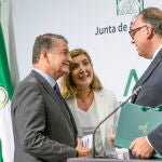 Los consejeros de la Presidencia, Interior, Diálogo Social y Simplificación Administrativa, Antonio Sanz(i) de Empleo, Empresa y Trabajo Autónomo, Rocío Blanco (c) y de Turismo, Cultura y Deporte, Arturo Bernal(d), durante la rueda de prensa posterior al consejo de Gobierno celebrado hoy en Sevilla