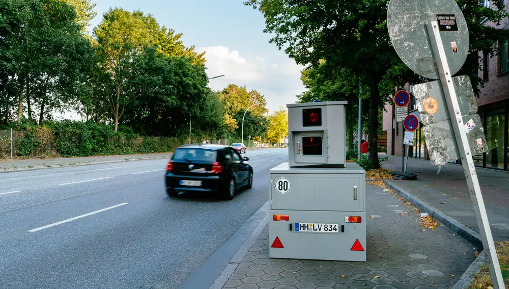 Los radares calculan la velocidad de los coches que pasan de manera instantánea