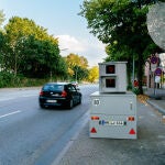 Los radares calculan la velocidad de los coches que pasan de manera instantánea