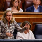 La ministra de Economía, Nadia Calviño (i) junto a la ministra de Transición Ecológica, Teresa Ribera (d) durante su intervención en la sesión de control al Gobierno