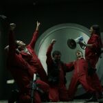 Escena de "La casa de papel" en que sus protagonistas entonan "Bella ciao"
