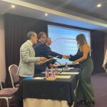 El consejero de Agricultura, Ganadería y Desarrollo Rural, Gerardo Dueñas, entrega los diplomas del Programa de Desarrollo Profesional para Directivos y Técnicos de Cooperativas Agroalimentarias de Castilla y León