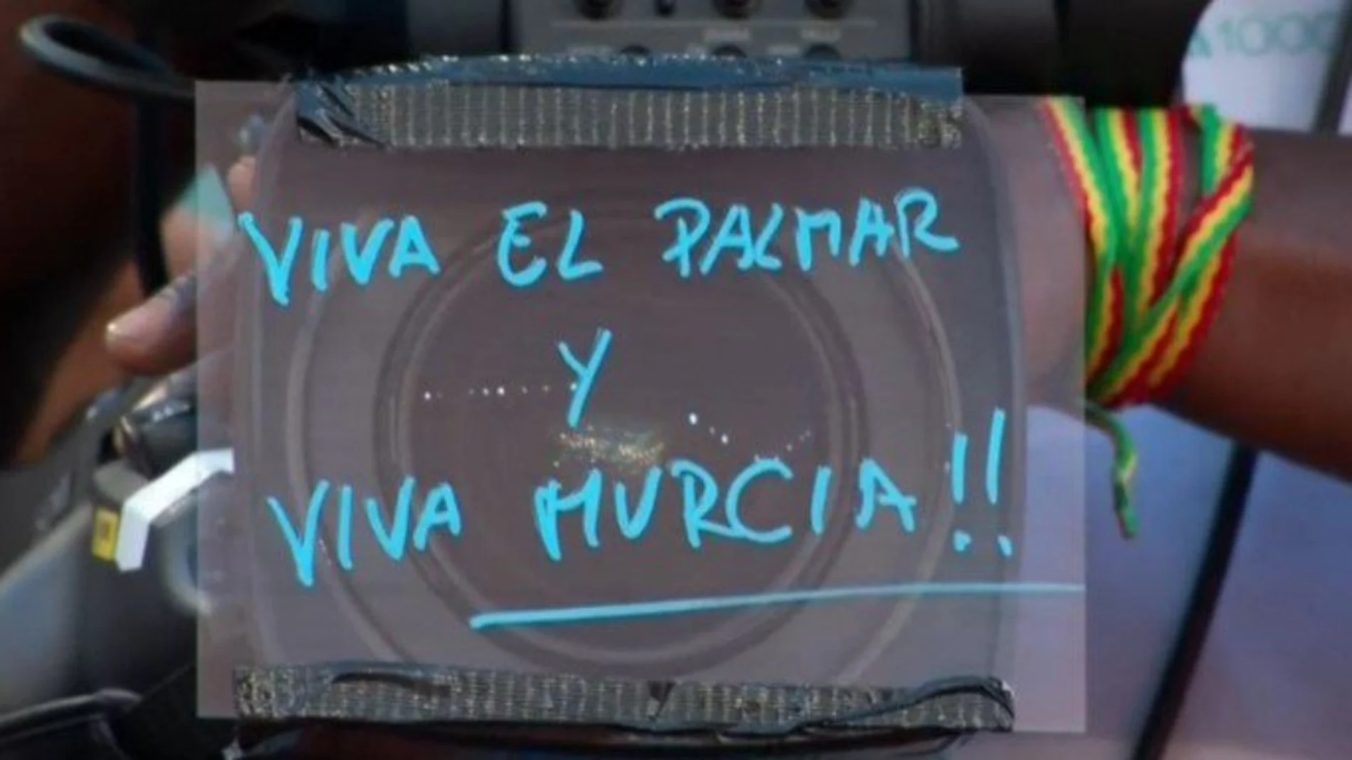 Dedicatoria de Carlos Alcaraz a la cámara tras ganar un partido de tenis