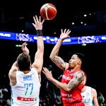 Doncic intenta taponar un lanzamiento de Slaughter