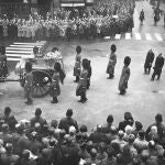 FILE - Féretro del rey Jorge VI en su traslado a Westminster Hall. (AP Photo/Rider)