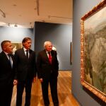 El presidente de la Fundación Caja Duero, José María Vega; el presidente de Unicaja Banco, Manuel Azuaga, y el Alcalde de Salamanca, Carlos García Carbayo, inauguran la exposición