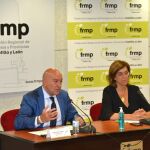 El consejero de la Presidencia, Jesús Julio Carnero, atiende a la prensa en compañía de la presidenta de la FRMP, Ángeles Armisén