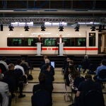 El consejero delegado de Talgo, Gonzalo Urquijo; y el consejero de Deutsche Bahn para el transporte de pasajeros de larga distancia, Michael Peterson, durante la presentación del tren