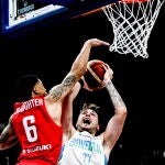 Doncic intenta anotar ante la defensa de Slaughter