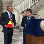 El alcalde de Nueva York, Eric Adams (i), y el alcalde de Madrid, José Luis Martínez Almeida, ofrecen una rueda de prensa hoy, en Nueva York