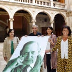 La presidenta de la Fundación Miguel Delibes, Elisa Delibes (d), junto a sus hermanos, Germán, Camino y Ángeles, posan en la sede de la casa-museo que se dedicará al escritor ubicada en el palacio Licenciado Butrón, un edificio renacentista del siglo XVI situado en el centro histórico de Valladolid. EFE/ Nacho Gallego