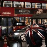 Londinenses observan bajo la lluvia el traslado del ataúd de Isabel II a Buckingham