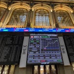Una pantalla muestra la evolución del índice IBEX 35 en la Bolsa de Madrid