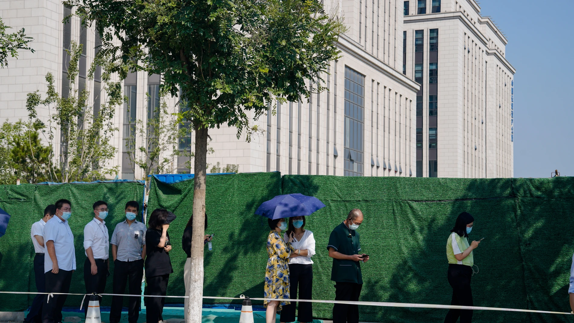 Gente haciendo cola en uno de los cientos de puestos en Beijing para hacerse PCRs