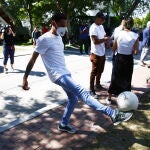 Un inmigrante, de un grupo de 50, que fueron trasladados a Martha's Vineyard (Massachusetts) desde Florida