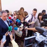 El secretario general del PSOE-A, Juan Espadas, tras la sesión de control al Gobierno en el Parlamento andaluz