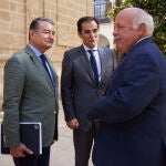 El consejero de Presidencia, Interior y Diálogo Social de la Junta de Andalucía, Antonio Sanz, (i) junto al consejero de Justicia, Administración Local y Función Pública de la Junta de Andalucía, José Antonio Nieto, (2d) y al presidente del Parlamento de Andalucía, Jesús Aguirre