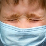 Los gestos involuntarios más típicos son los faciales, como guiñar un ojo, por ejemplo